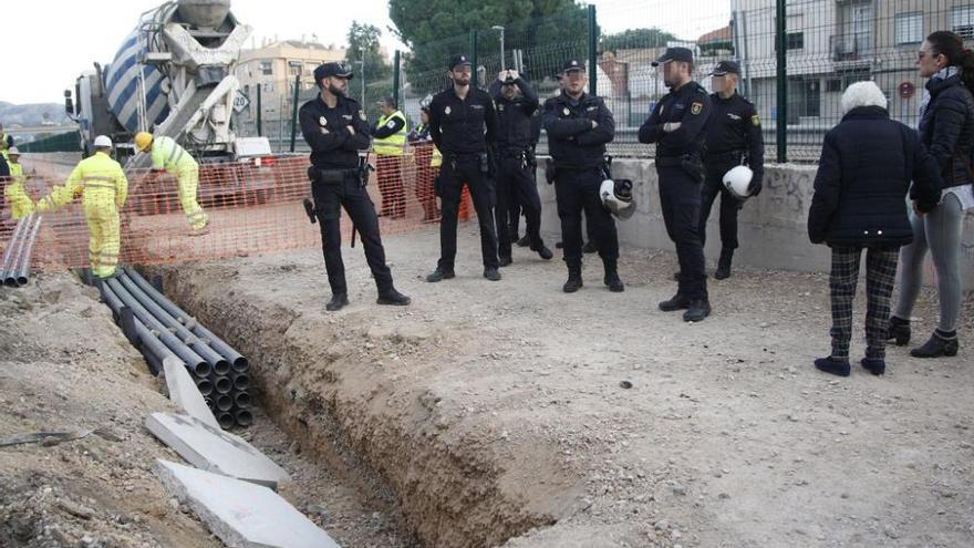 Una nueva zanja en las obras del AVE vuelve a reunir a los vecinos en las vías