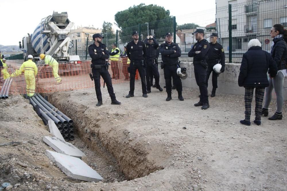 Una nueva zanja en las obras del AVE vuelve a reunir a los vecinos en las vías