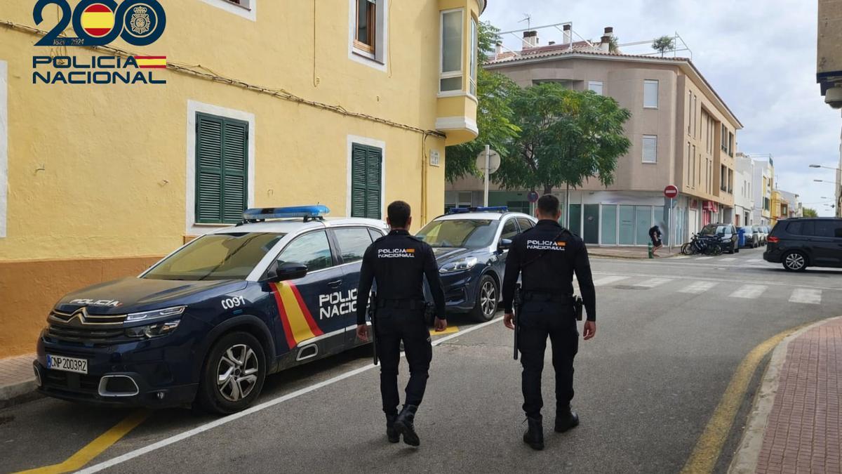 Agentes de la Policía Nacional en Ciutadella.