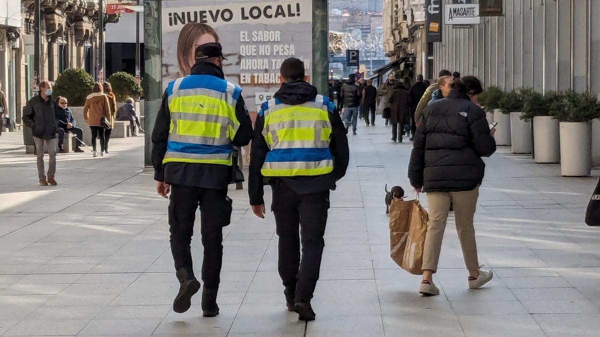 Patrulla de la Policía Local de A Coruña en la plaza de Lugo