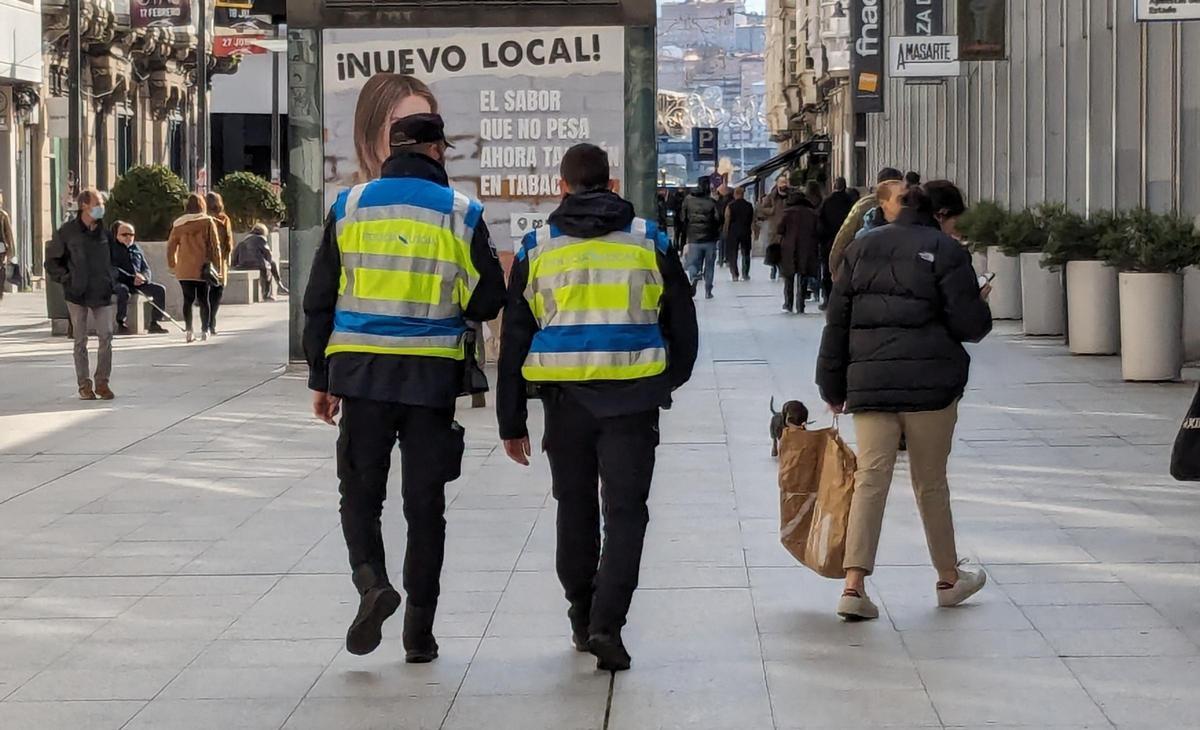 Patrulla de la Policía Local de A Coruña en la plaza de Lugo