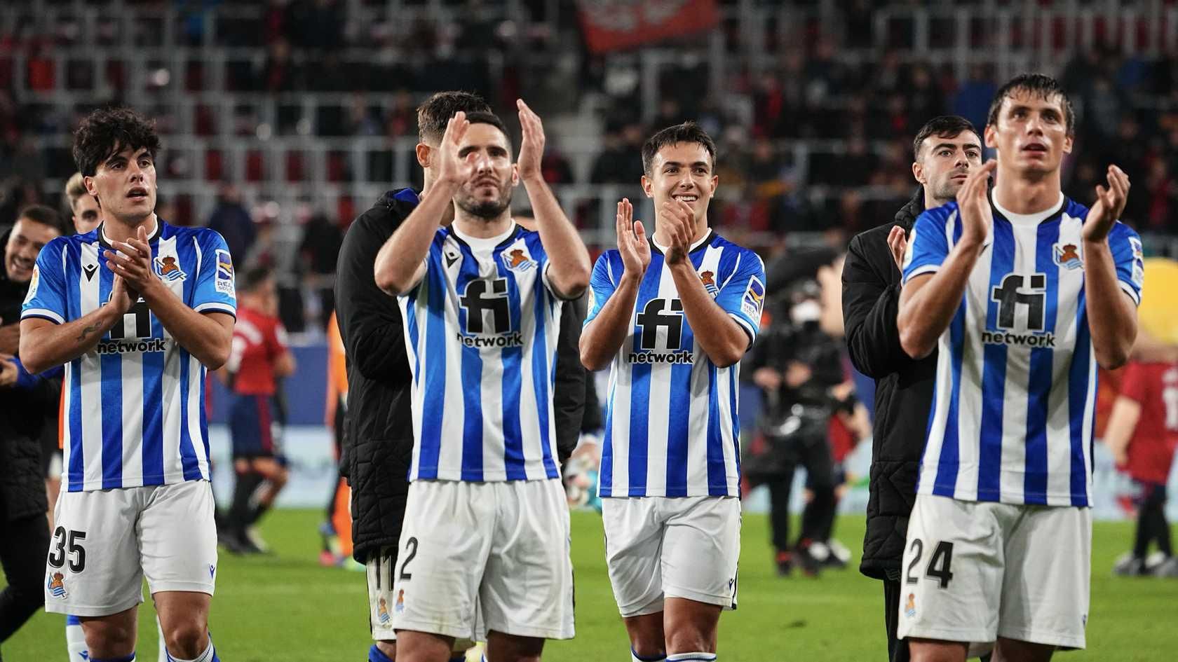 Los jugadores de la Real Sociedad celebran con los aficionados un triunfo.