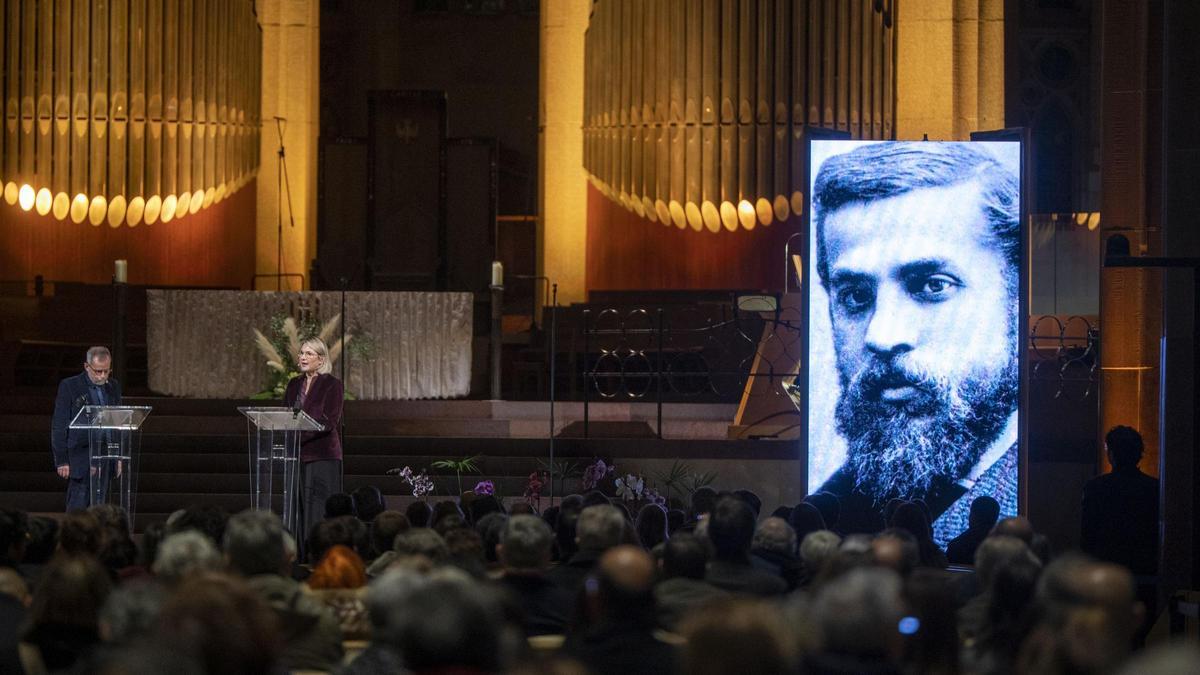 Jordi Fauli Olle y Chiara Curti, con una foto de Antoni Gaudí, en el acto en la Sagrada Família con motivo del centenario de la finalización de la Torre Bernabé en la Fachada del Nacimiento
