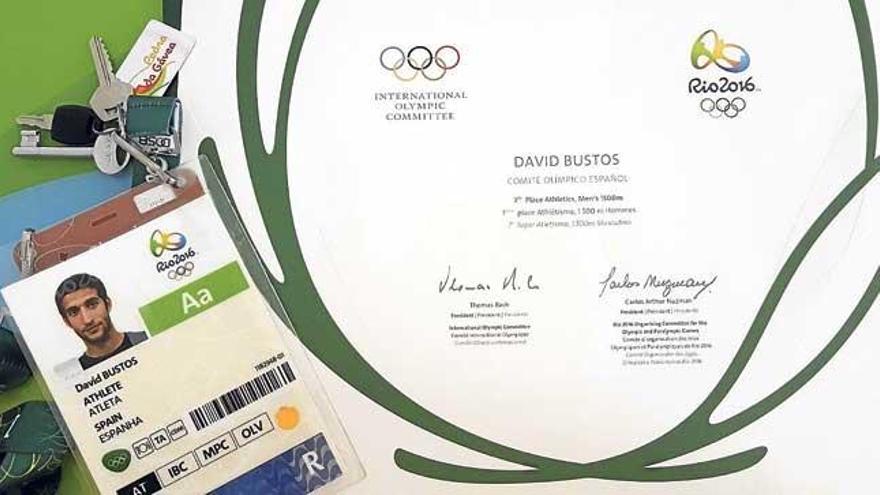 David Bustos Muestra orgulloso el diploma cosechado en Río