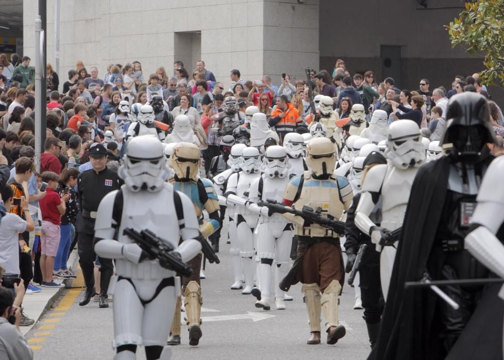 Cientos de aficionados a la saga festejan con un desfile los 40 años de la primera película