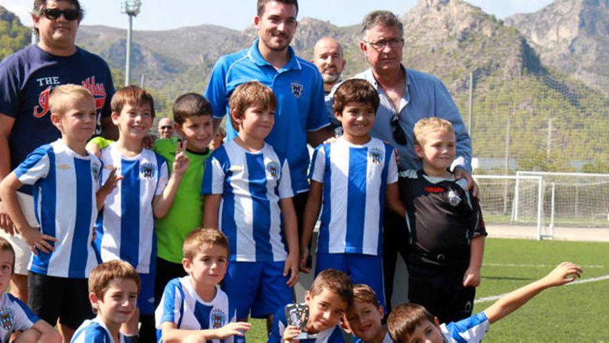 La jornada de fútbol y fiesta acabó con la entrega de trofeos a los equipos ganadores