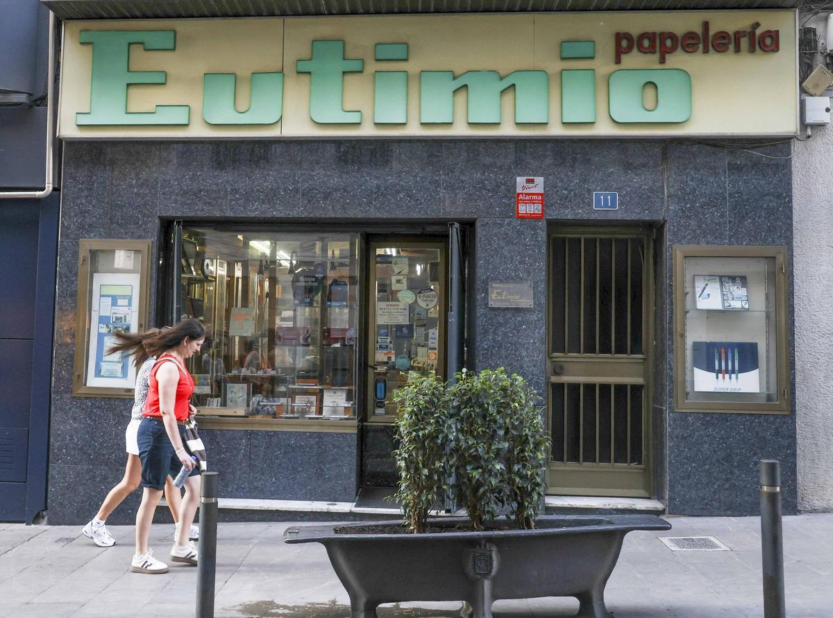 La despedida de Eutimio, una papelería con casi un siglo de vida en Alicante La despedida de Eutimio, una papelería con casi un siglo de vida en Alicante