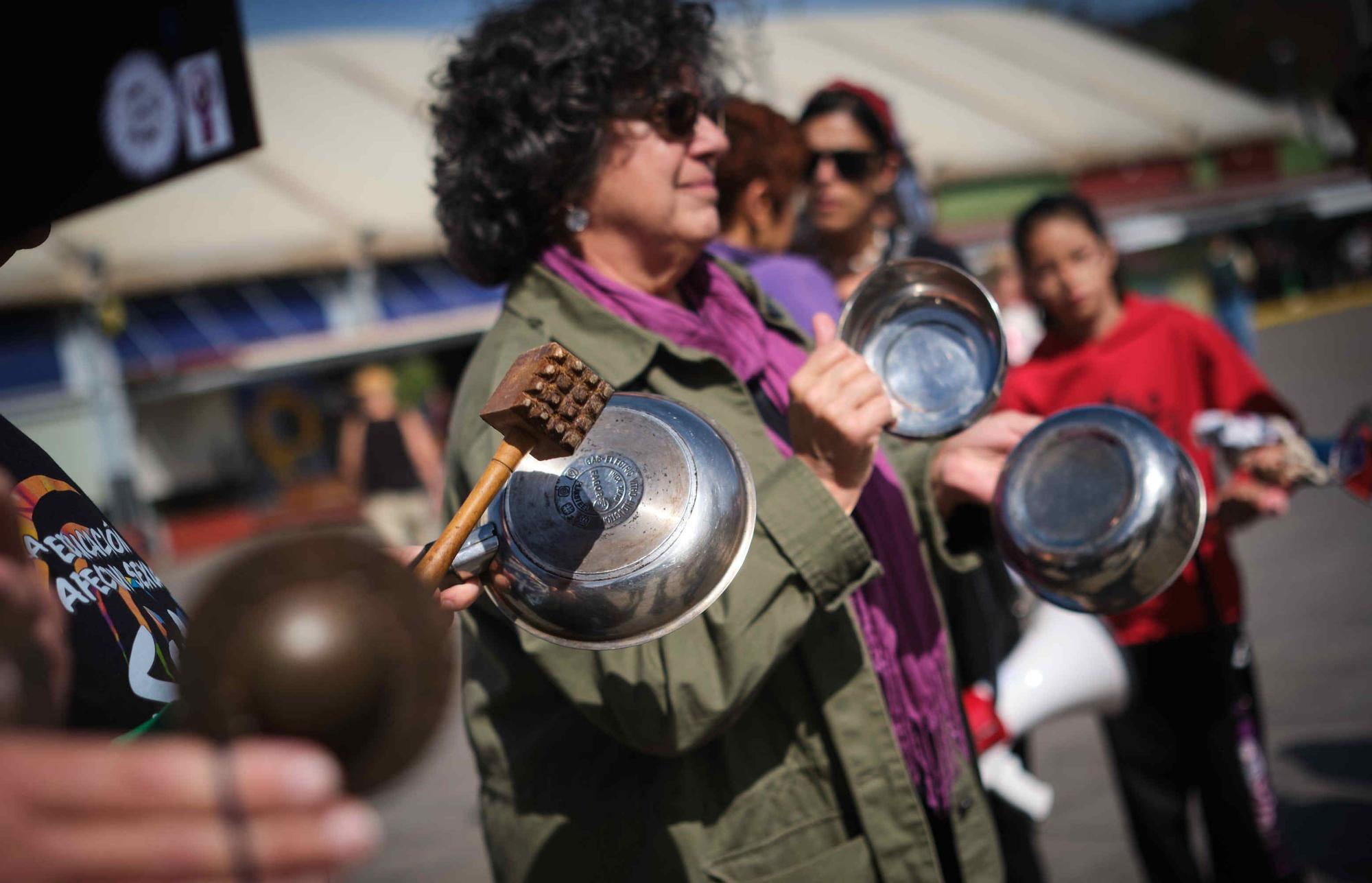 'Cacharrada' feminista en La Laguna por el 8M