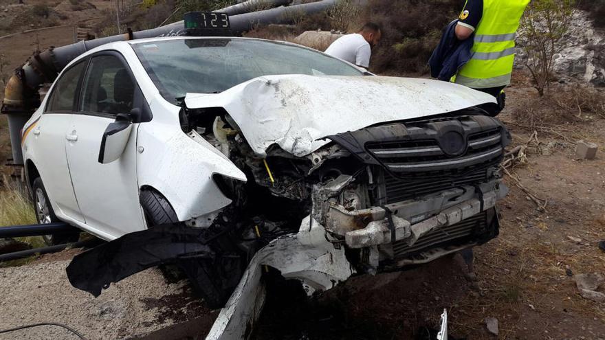 Un taxista herido tras el choque con una farola en Barranco Seco