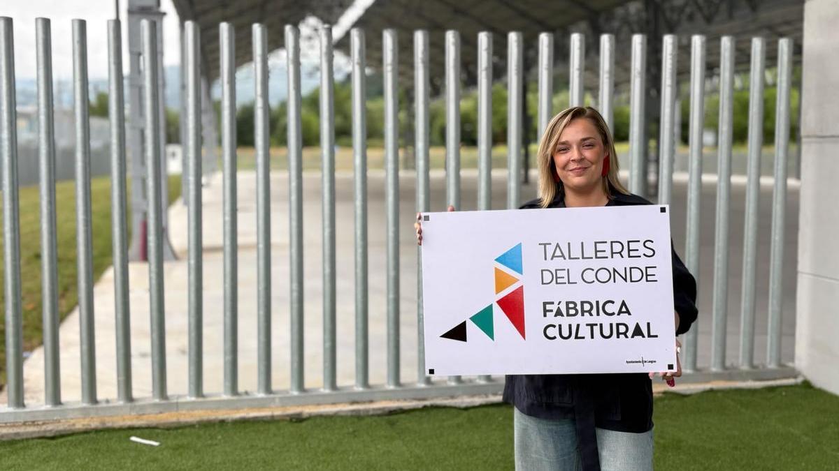 Marina Casero, concejala de Hacienda de Langreo, con la nueva imagen de "Talleres del Conde. Fábrica Cultural"
