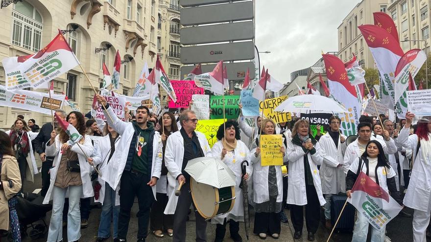 Más de 200 médicos murcianos protestan en Madrid antes de la huelga nacional