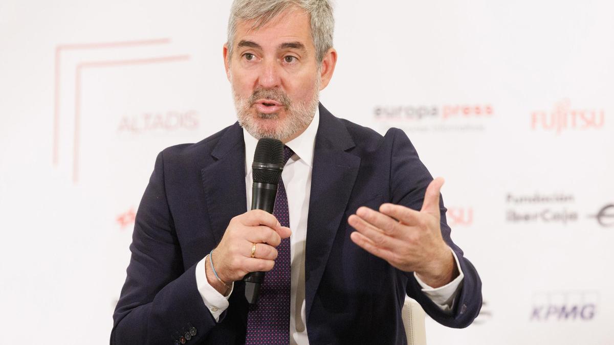 El presidente del Gobierno de Canarias, Fernando Clavijo, interviene durante un desayuno informativo de Europa Press, en el Hyatt Regency Hesperia Madrid, a 5 de octubre de 2023, en Madrid (España).