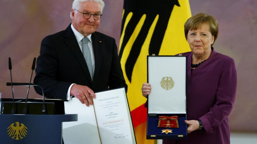 Merkel recibe el máximo galardón alemán entre amigos e incondicionales
