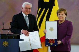 Merkel recibe el máximo galardón alemán entre amigos e incondicionales