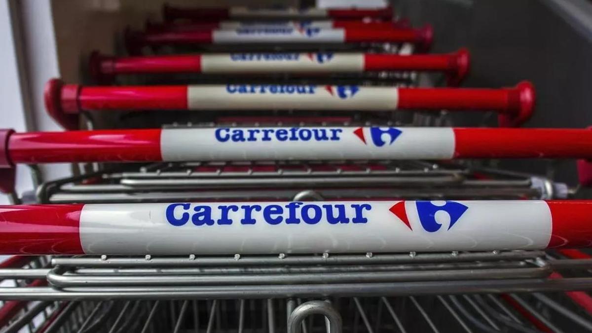 Carritos de la compra con el logo de supermercados Carrefour