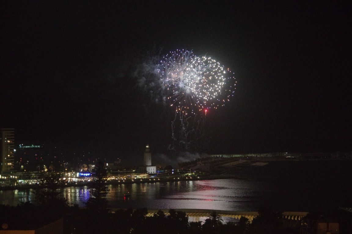 Los fuegos artificiales dan la bienvenida a la Feria de Málaga 2022