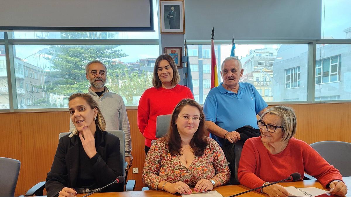 La alcaldesa (centro) con Sagrario martínez (izda.) y ediles de gobierno.