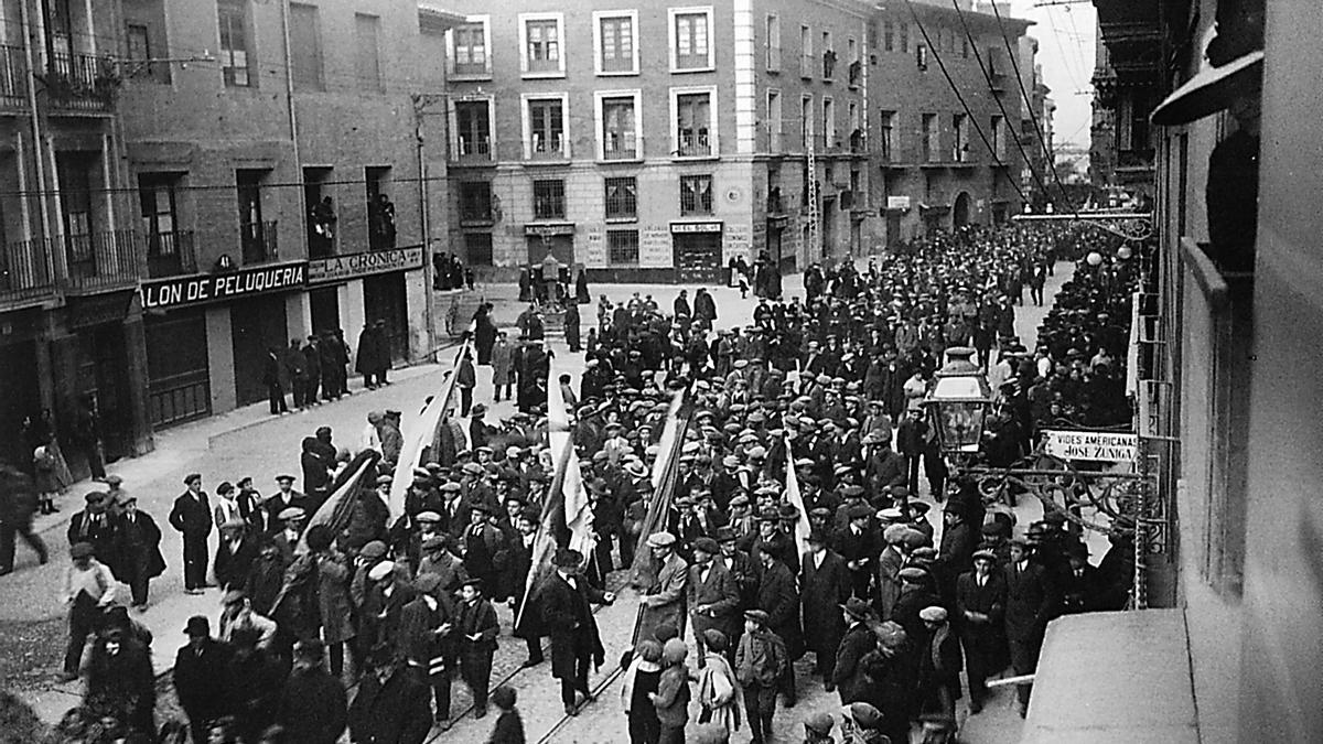 Manifestación multitudinaria convocada por las fuerzas vivas de la ciudad en repulsa del atentado que le costó la vida al presidente del gobierno, José Canalejas Méndez en 1912
