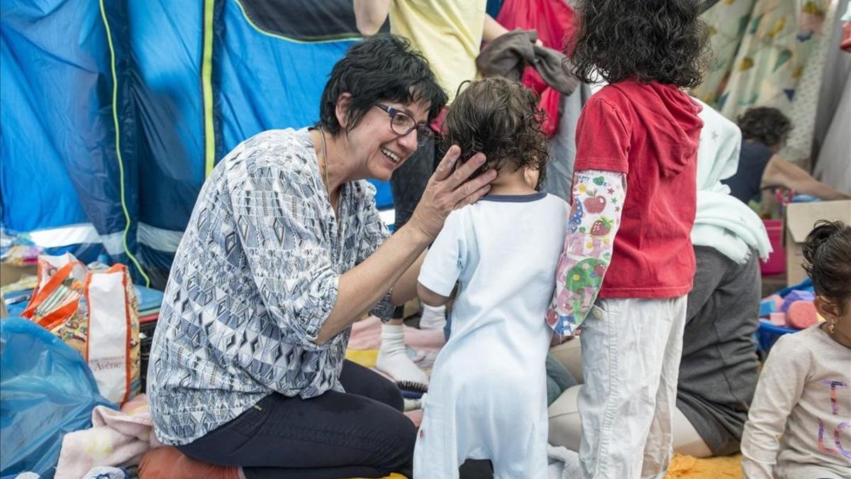 La enfermera Gemma Poca atiende a unos niños en el 'Baby Hamam'