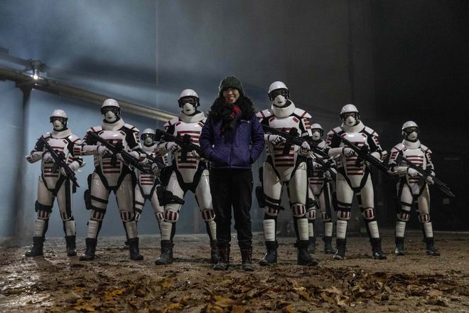 Angela Kang posa con el ejército de la Commonwealth en el rodaje de 'The Walking Dead'.