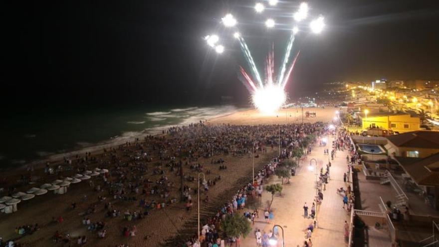 Imagen de las celebraciones en la playa organizadas por el Ayuntamiento de Guardamar en la Noche de San Juan