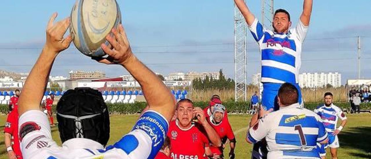 Lance del juego en el partido contra el Tavernes.