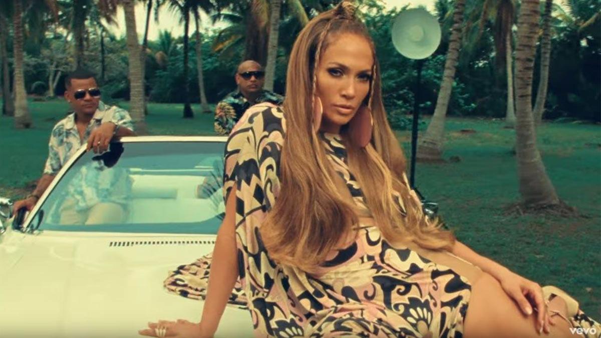 Jennifer Lopez, con otro de los modelis de su videoclip 'Ni tú ni yo'