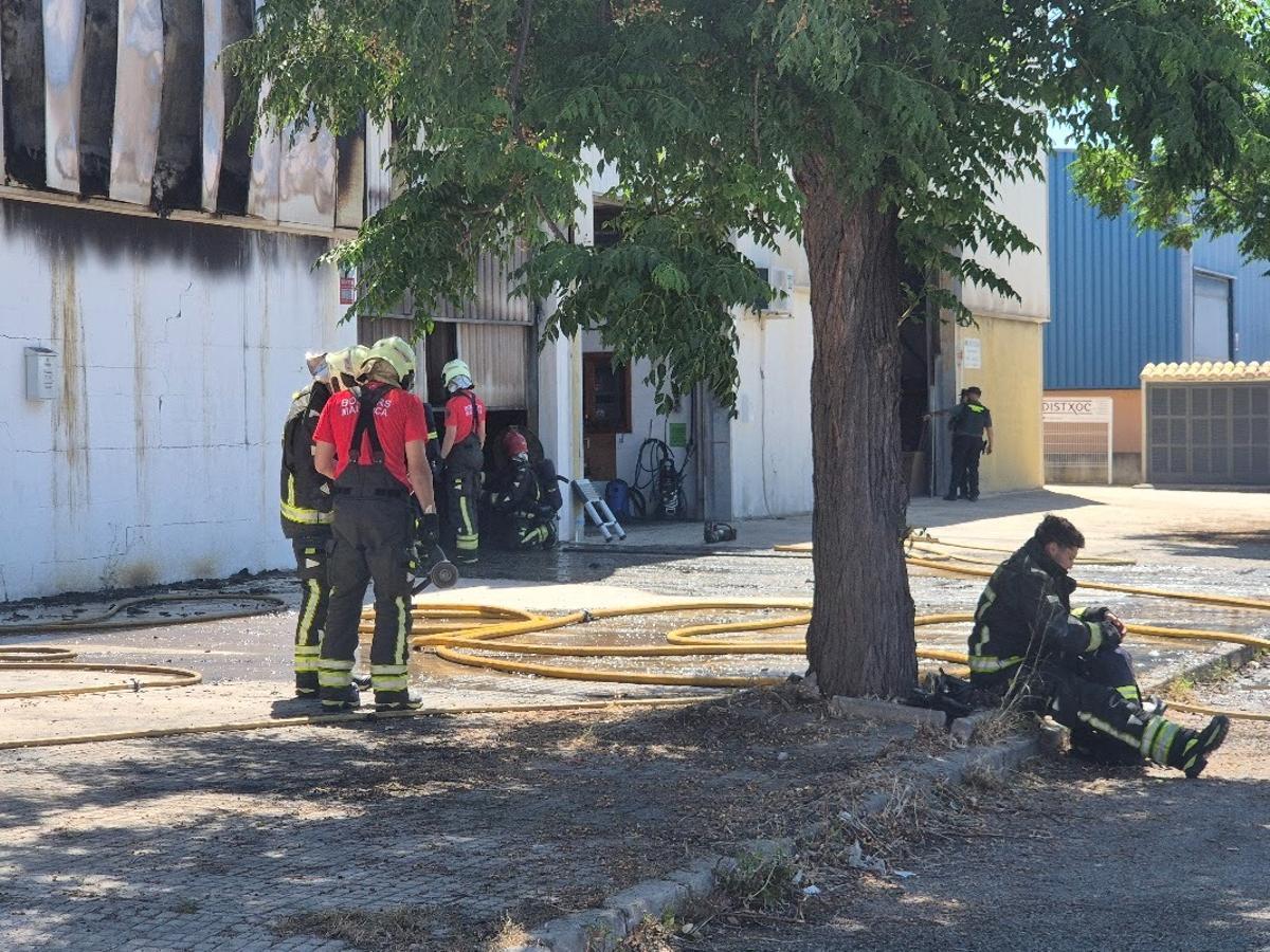 Un incendio destruye dos naves industriales en el polígono de Binissalem Un incendio destruye dos naves industriales en el polígono de Binissalem