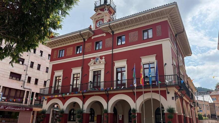 Limpieza de los patios, desbroce de los espacios exteriores y las labores de pintura: las obras de verano en los colegios de Langreo para iniciar el curso