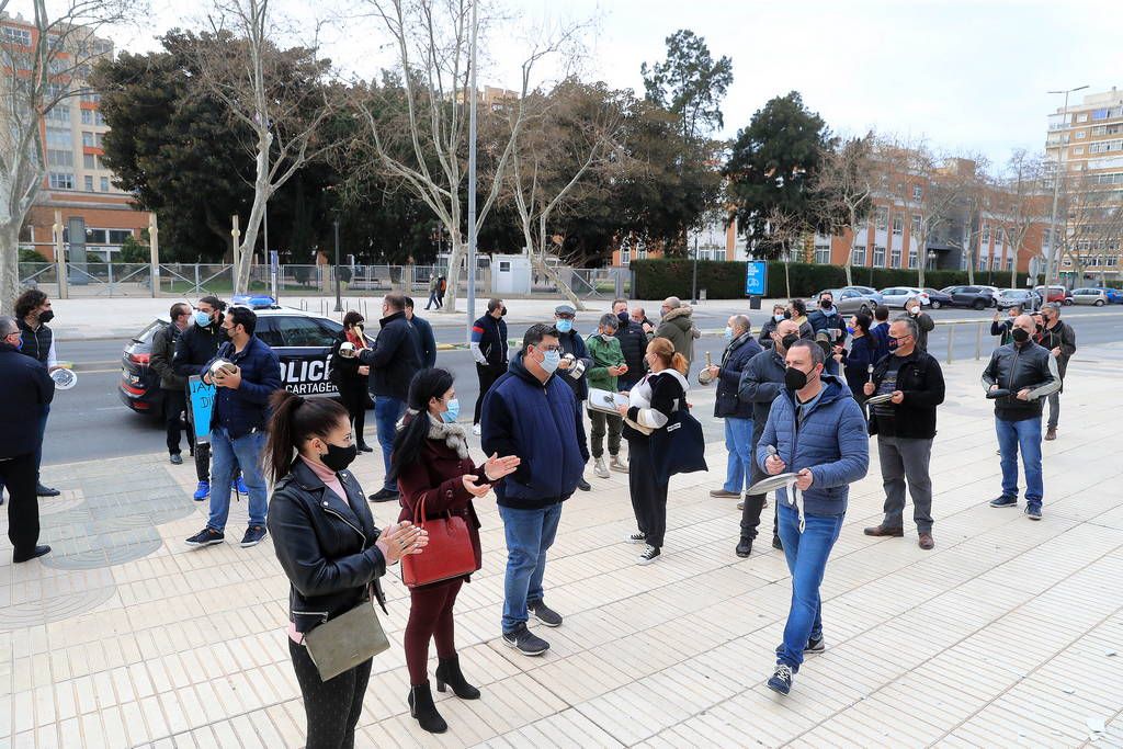 Los hosteleros se presentan en la Asamblea para recibir a López Miras