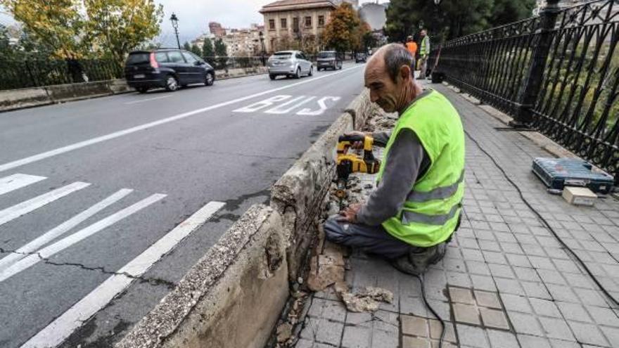 Trabajadores iniciando la reparación de los pretiles del puente de María Cristina de Alcoy.