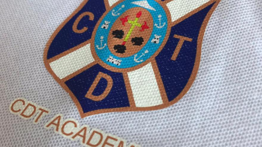 Escudo de la academia del CD Tenerife en una camiseta.