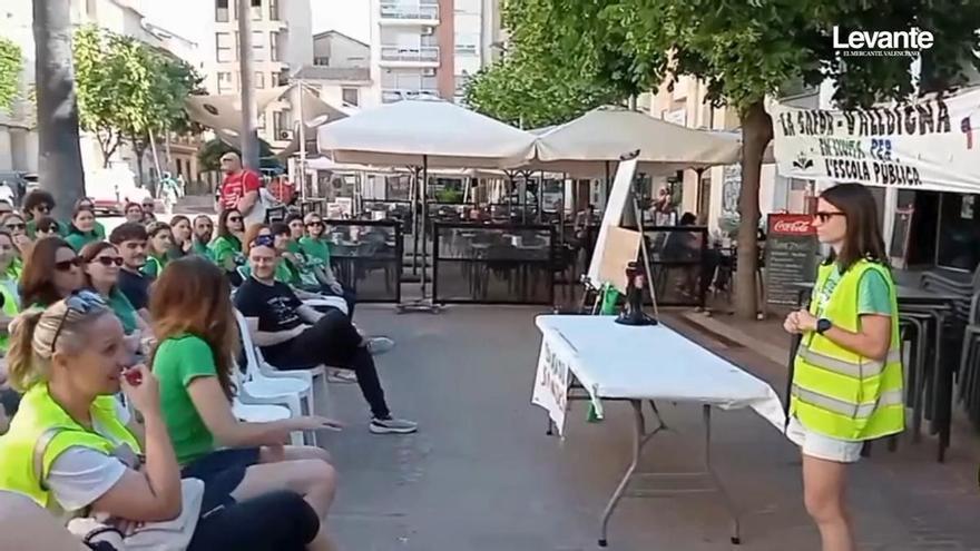 Los docentes de la Safor sacan las aulas a la calle en Gandia: "Cada día estamos más enfadados y con más ganas de lucha"