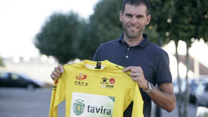 Marque posa con el malliot amarillo tras su victoria en el Tour de China.