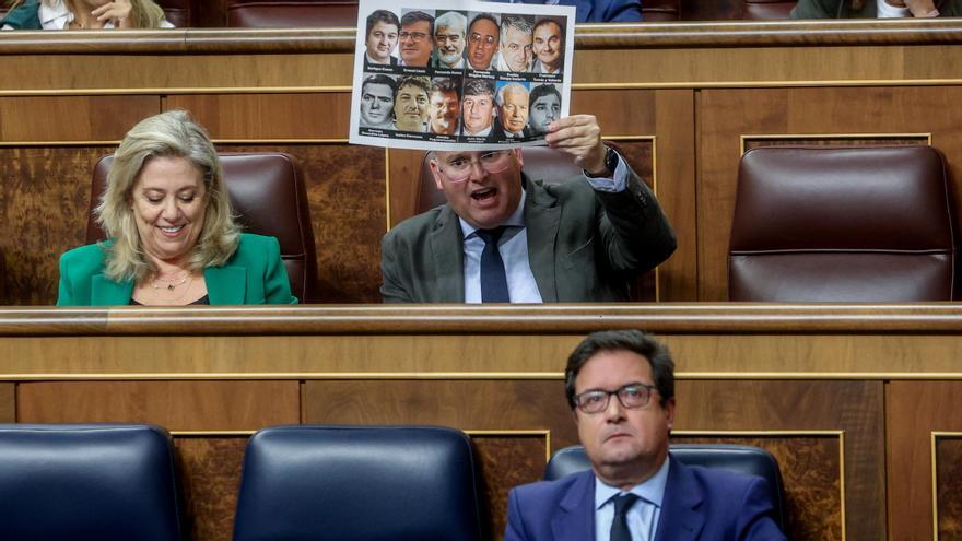 La diputada del PP Macarena Montesinos y el portavoz del PP en el Congreso, Miguel Tellado, quien enarbola un cartel de socialistas asesinados por ETA ante el ministro de Transformación Digital, Óscar López.