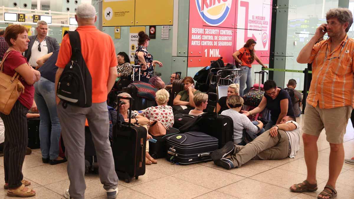 Caos en el aeropuerto de El Prat a las 20 horas