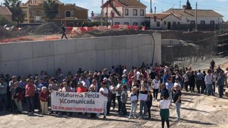 Unos 200 vecinos de Tercia reclaman pasos para evitar que el Ave de Lorca sea infranqueable