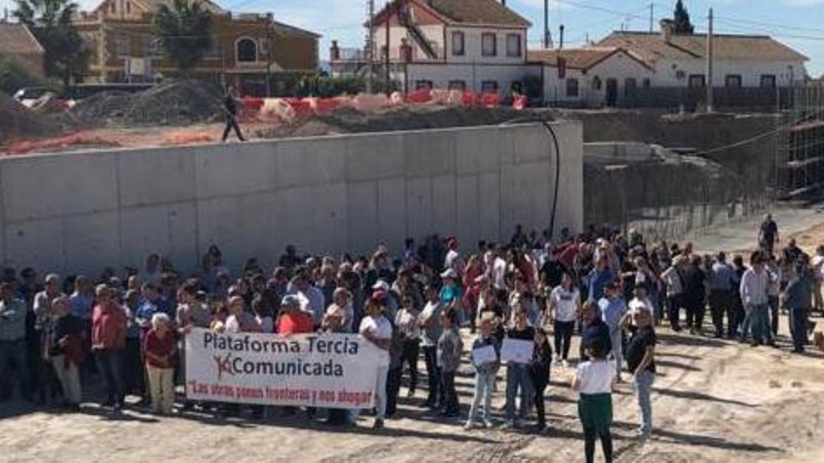 Vecinos de Tercia y de los barrios de Apolonia, Los Ángeles y San Cristóbal, se concentraban, este domingo, para exigir que el Ave no sea infranqueable.