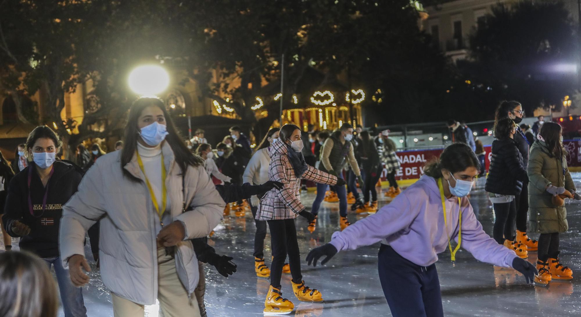 Pista de patinaje y luces de Navidad en la plaza del Ayuntamiento de València