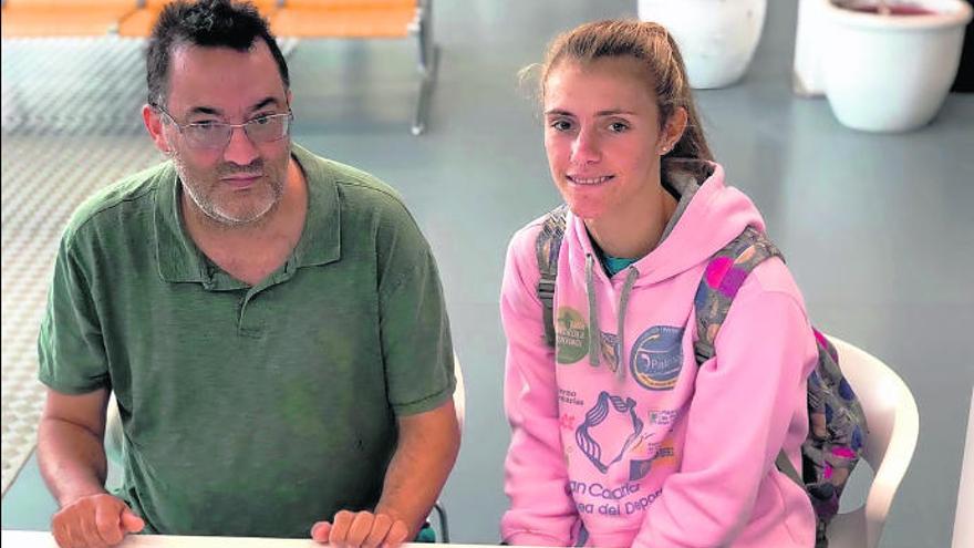 Manolo Campos y Saray Manzano entregaron ayer dos escritos en el Cabildo solicitando una subvención.