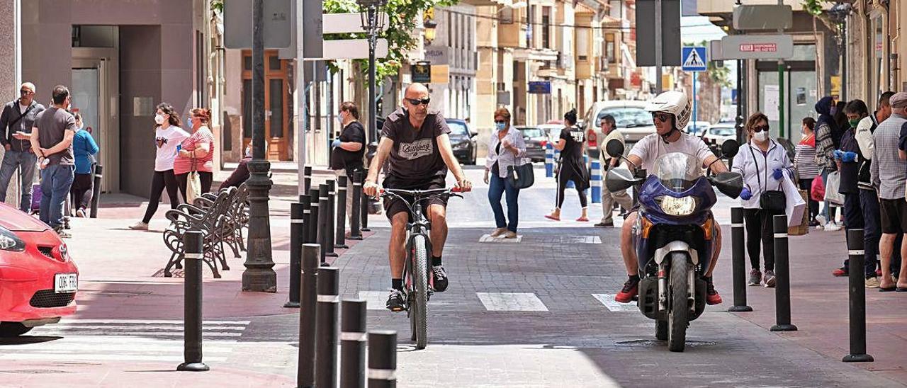 El centro urbano de Novelda al mediodía de ayer en el primer día de desconfinamiento fase 1.