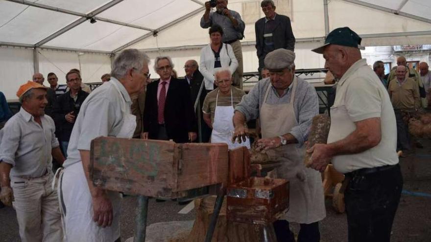 Manuel Dorado observa a cabaqueiros en la demostración de la Romancha celebrada en O Rosal.