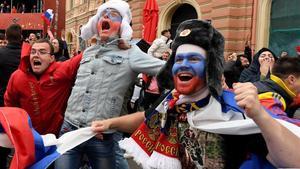 Los seguidores rusos celebran la victoria inesperada ante España.