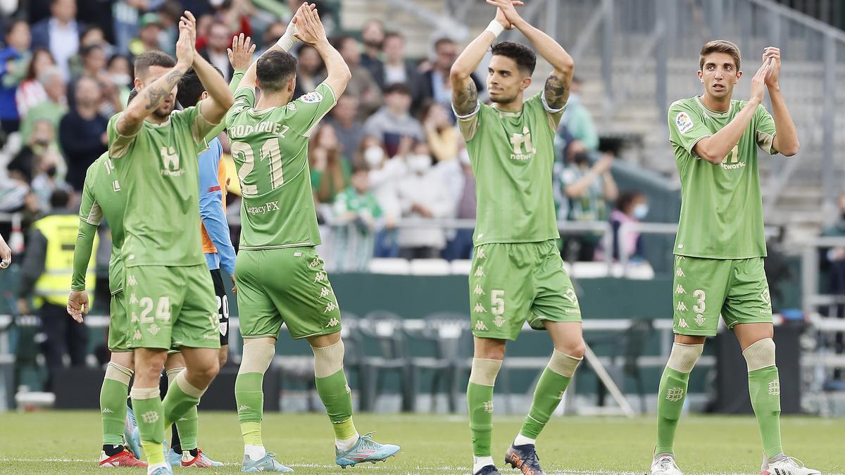 Los jugadores del Betis celebran la victoria.