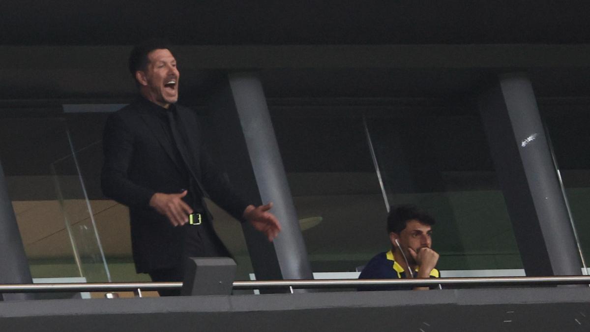 SImeone en el palco dirigiendo por su sanción en Champions