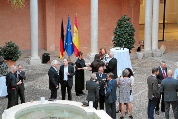 Das deutsche Konsulat auf Mallorca hatte anlässlich des Tags der deutschen Einheit am Montag (3.10.) Vertreter der Insel-Gesellschaft ins CCA Andratx geladen. Erstmals wurden Reden auch ins Katalanische übersetzt sowie die Mallorca-Hymne "La Balanguera" intoniert.