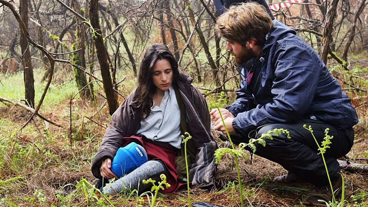 Miguel Mejías junto a la actriz Ángela Boix, en el rodaje de ‘La viajante’.