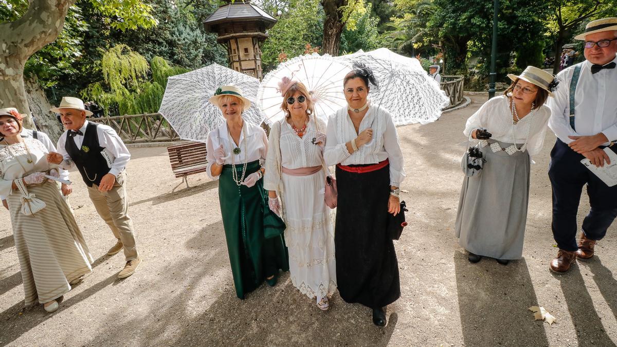 Personas caracterizadas de época en la reciente Feria Modernista de Alcoy.