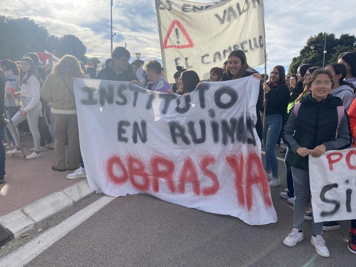 El alumnado ha participado con pancartas.