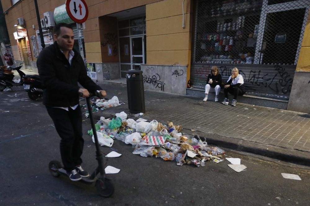 Orines y vandalismo en la Lonja tras una verbena